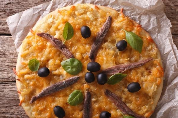 Pissaladière: Løg tærte fra Nice med ansjoser og oliven