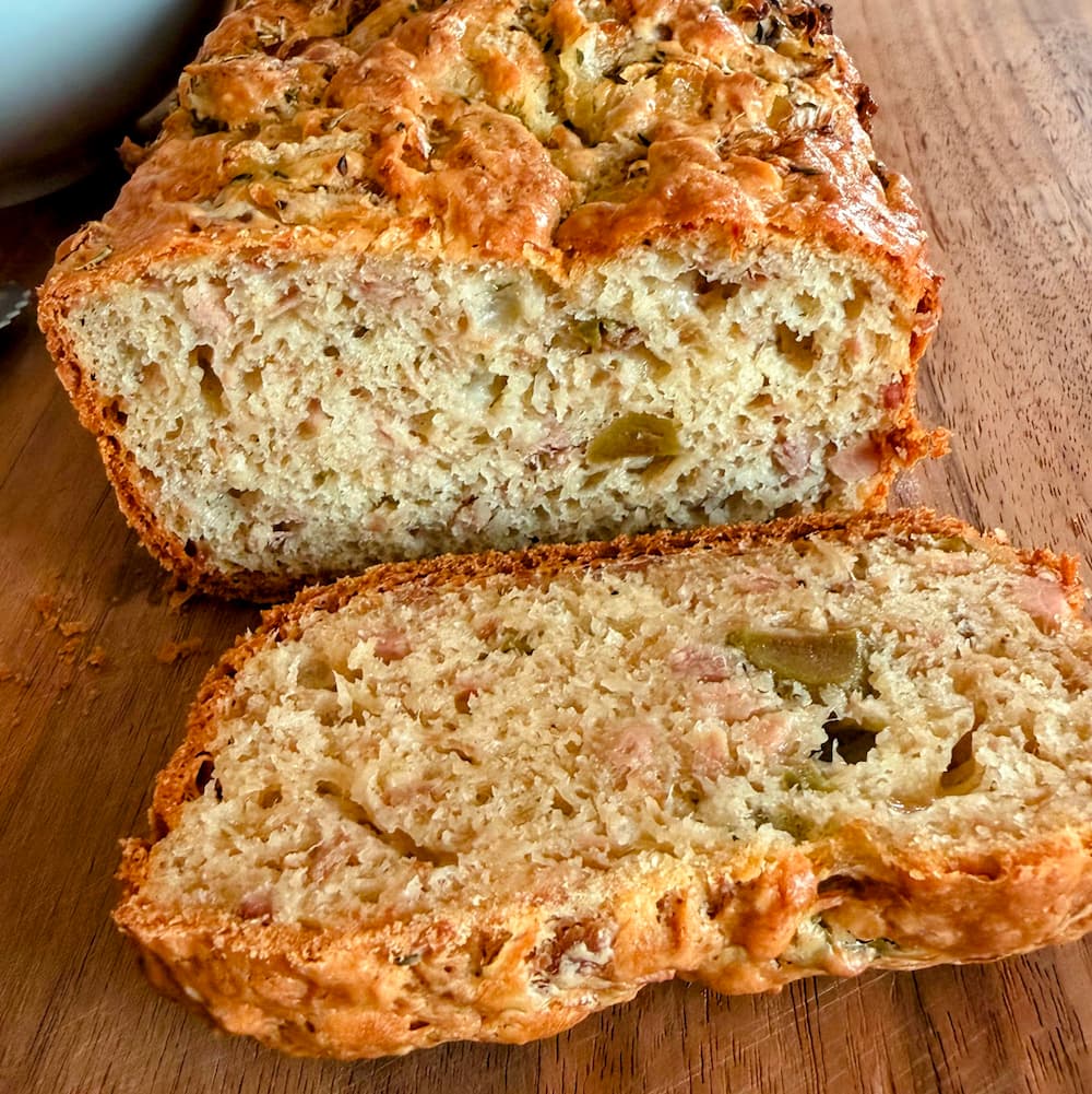Thunfisch-Cake mit grünen Oliven