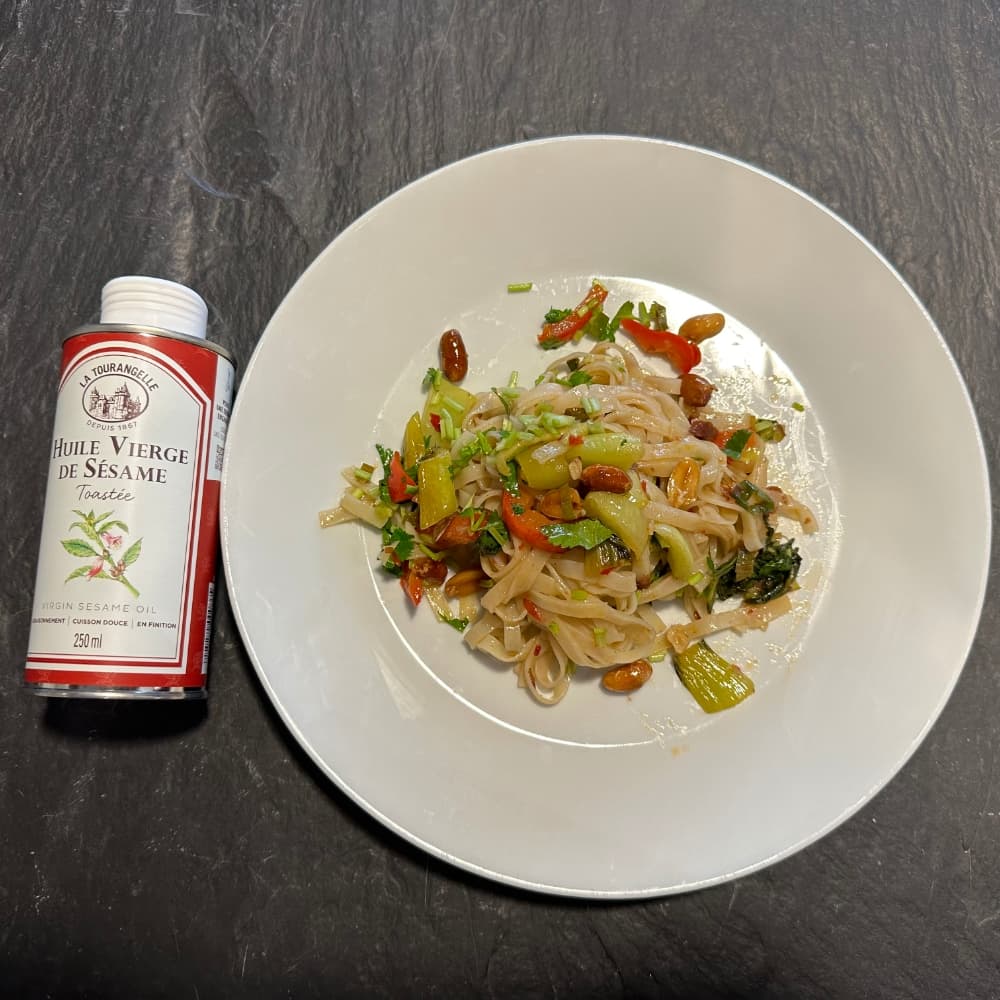 Reisnudelpfanne mi Pak Choi und geröstetem Sesamöl - Maître Philippe & Filles