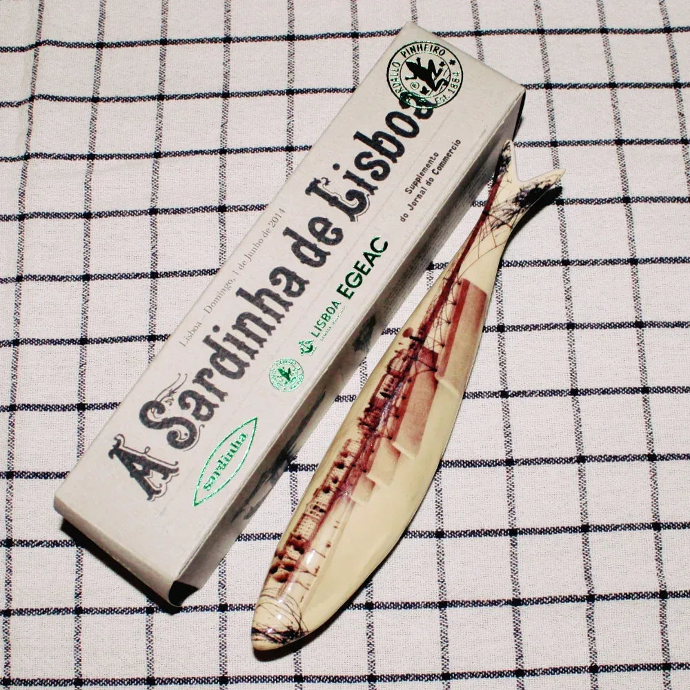 Sardinha de Lisboa - Paris, Pont des Arts 16h13 - von Bordallo Pinheiro - Bordallo Pinheiro - Maître Philippe & Filles