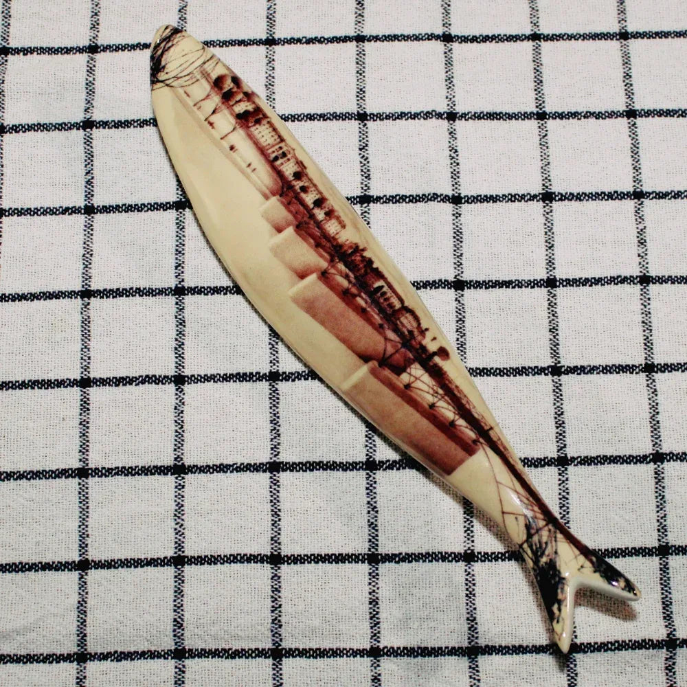 Sardinha de Lisboa - Paris, Pont des Arts 16h13 - von Bordallo Pinheiro - Bordallo Pinheiro - Maître Philippe & Filles