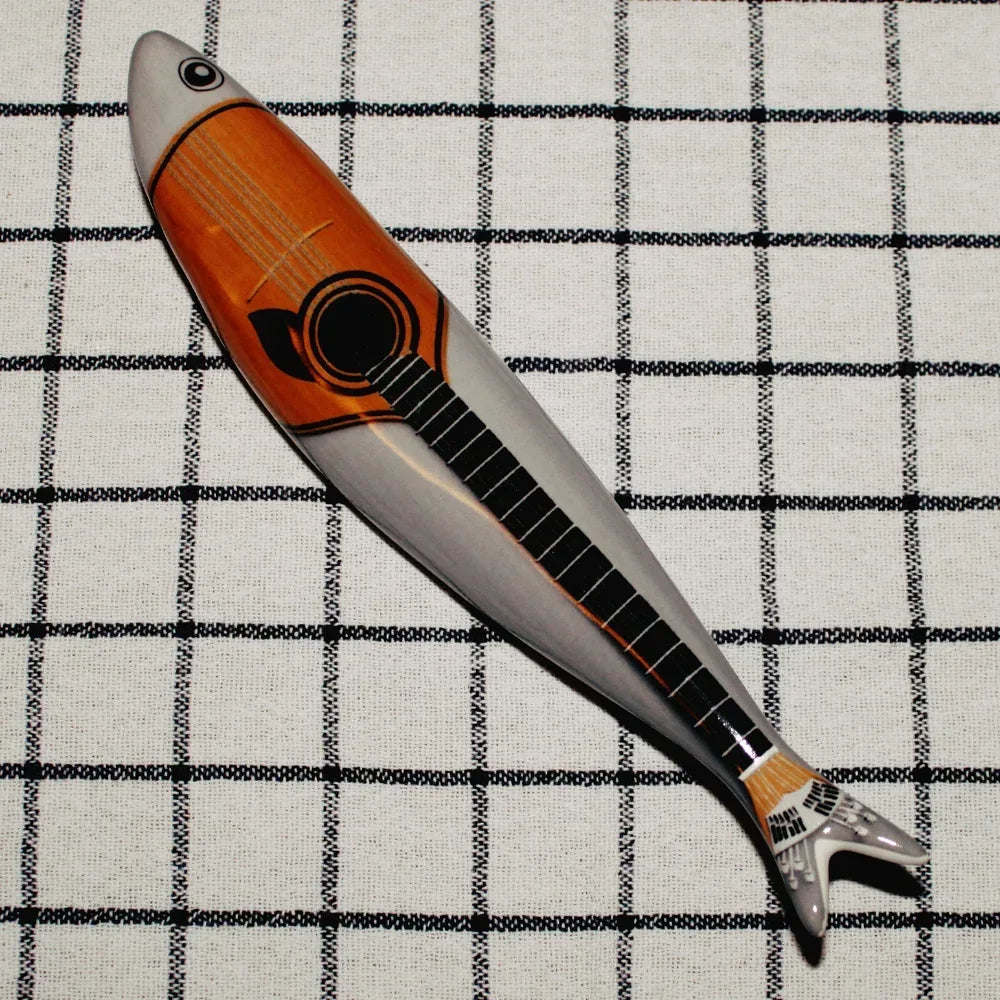 Sardinha de Lisboa - Guitarra da Cuca - von Bordallo Pinheiro - Bordallo Pinheiro - Maître Philippe & Filles