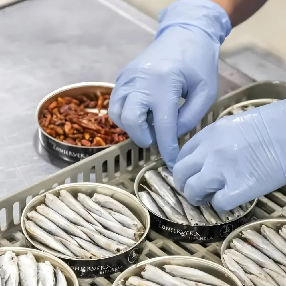 Sardinillas Picantes en Aceite de Oliva (Pikante kleine Sardinen aus Galizien) Real Conservera Española