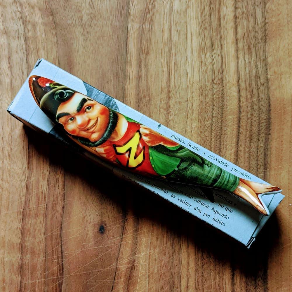 Sardinha de Lisboa - Super Zé - von Bordallo Pinheiro - Bordallo Pinheiro - Maître Philippe & Filles